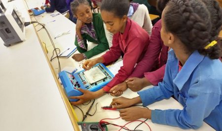 የደብረ ታቦር ዩኒቨርስቲ የሳይንስ፣ቴክኖሎጂ፣ምህንድስና እና ሂሳብ ማዕከል ከ STEM Power.org ከተባለ ዓለም አቀፍ ድርጅት ጋር በመተባበር “Kids’ Program” የተሰኘ አዲስ ፕሮግራም መስጠት ጀመረ።