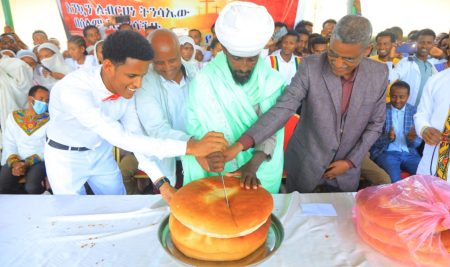 የደብረ ታቦር ዩኒቨርሲቲ የክርስትና እምነት ተከታይ ተማሪዎች እና የዩኒቨርሲቲው ማህበረሰብ የ2016 ዓ.ም ትንሣኤ በዓልን በጋራ አከበሩ።