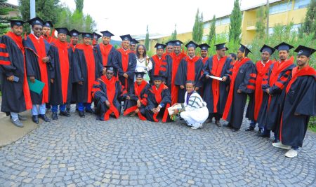 የደብረ ታቦር ዩኒቨርስቲ በተለያዩ የትምህርት ዘርፎች ያስተማራቸውን ተማሪዎች በድምቀት አስመረቀ፡፡