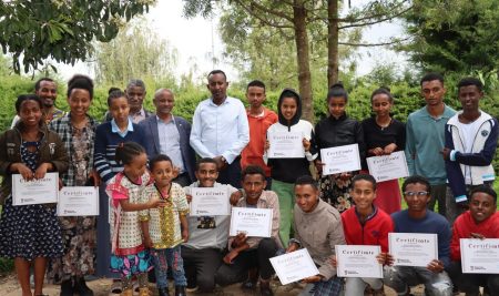 የደብረ ታቦር ዩኒቨርሲቲ ሳይንስ፣ ቴክኖሎጂ፣ ኢንጂነሪንግ እና ሂሳብ (STEM) ማዕከል  ከ”ብራይተር ጀነሬሽን” ጋር በመተባበር ያሰለጠናቸውን ከደብረ ታቦር ከተማ 2ኛ ደረጃ ት/ቤት የተዉጣጡ ተማሪዎችን አስመረቀ